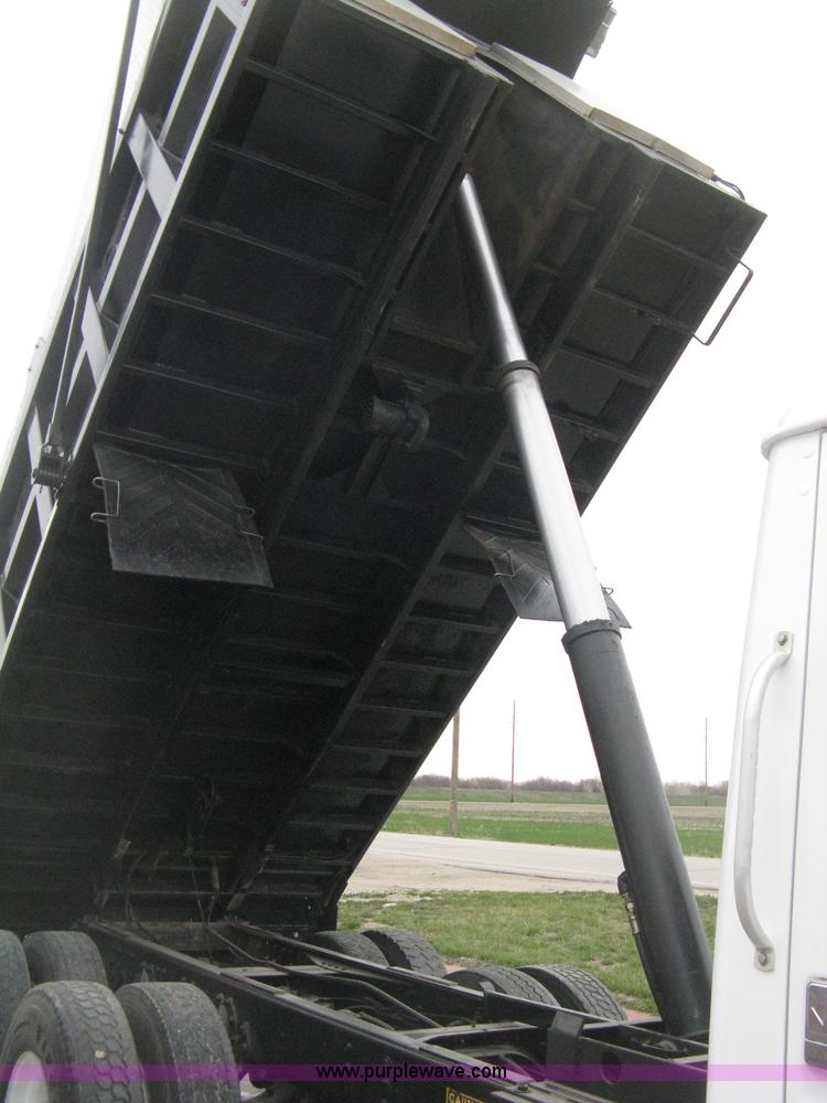 image for item E3373 1995 International 4900 dump truck