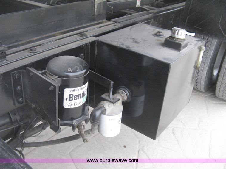 image for item E3373 1995 International 4900 dump truck