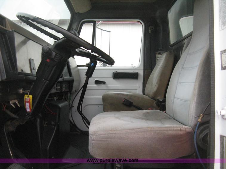 image for item E3373 1995 International 4900 dump truck