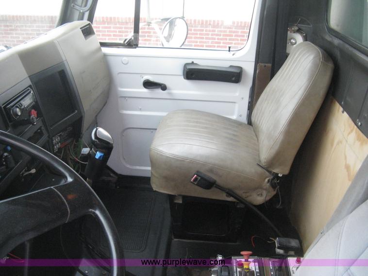 image for item E3373 1995 International 4900 dump truck