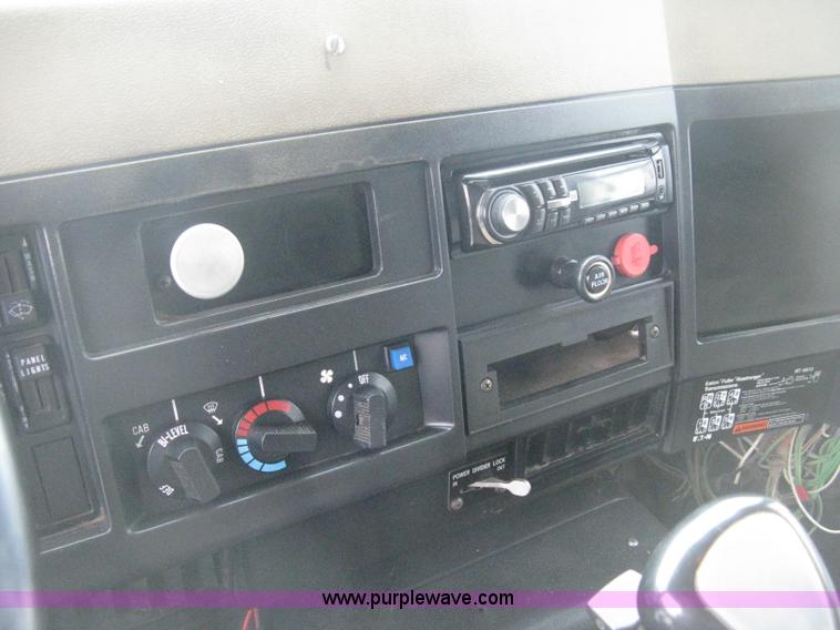 image for item E3373 1995 International 4900 dump truck