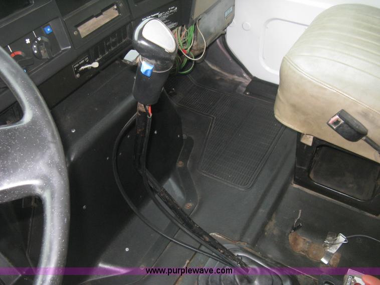 image for item E3373 1995 International 4900 dump truck