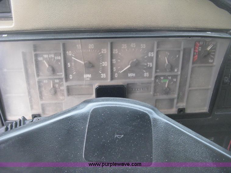 image for item E3373 1995 International 4900 dump truck