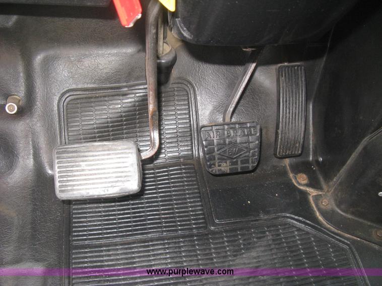 image for item E3373 1995 International 4900 dump truck