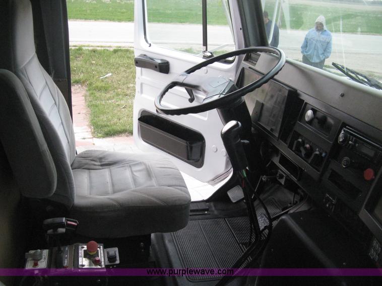 image for item E3373 1995 International 4900 dump truck