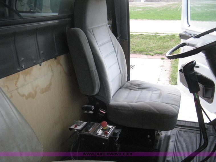 image for item E3373 1995 International 4900 dump truck