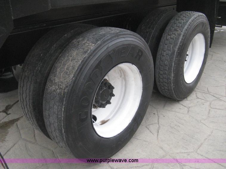 image for item E3373 1995 International 4900 dump truck