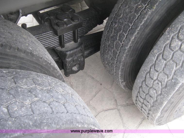 image for item E3373 1995 International 4900 dump truck