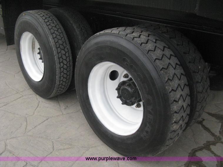 image for item E3373 1995 International 4900 dump truck