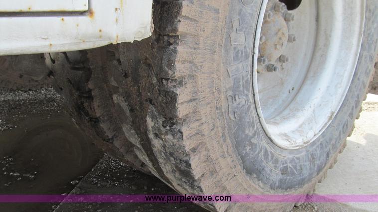 image for item E3840 1991 Ford F800 bucket truck