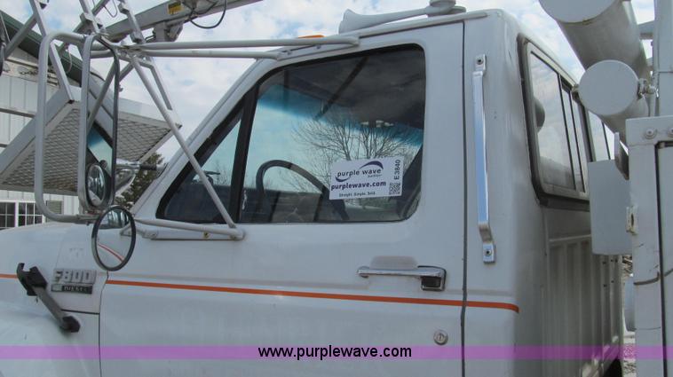 image for item E3840 1991 Ford F800 bucket truck