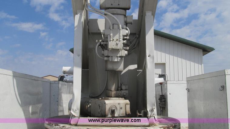 image for item E3840 1991 Ford F800 bucket truck