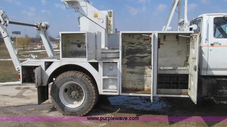image for item E3840 1991 Ford F800 bucket truck