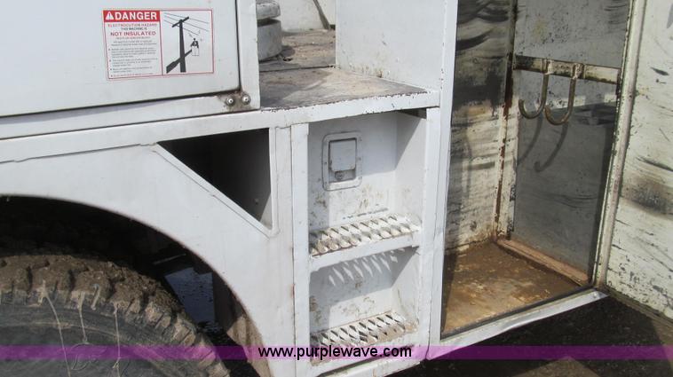 image for item E3840 1991 Ford F800 bucket truck