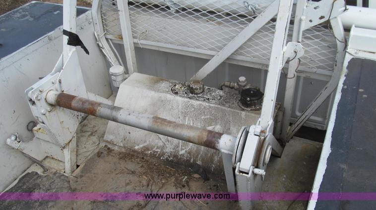 image for item E3840 1991 Ford F800 bucket truck