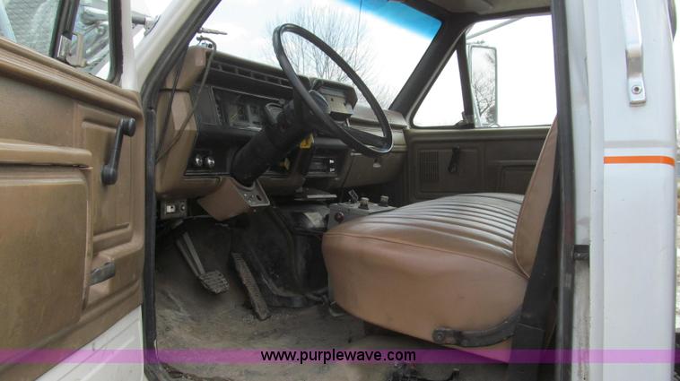 image for item E3840 1991 Ford F800 bucket truck
