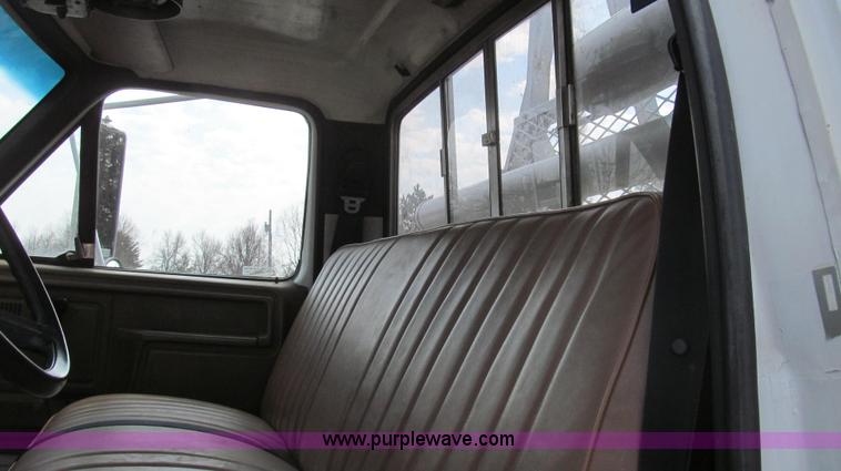 image for item E3840 1991 Ford F800 bucket truck