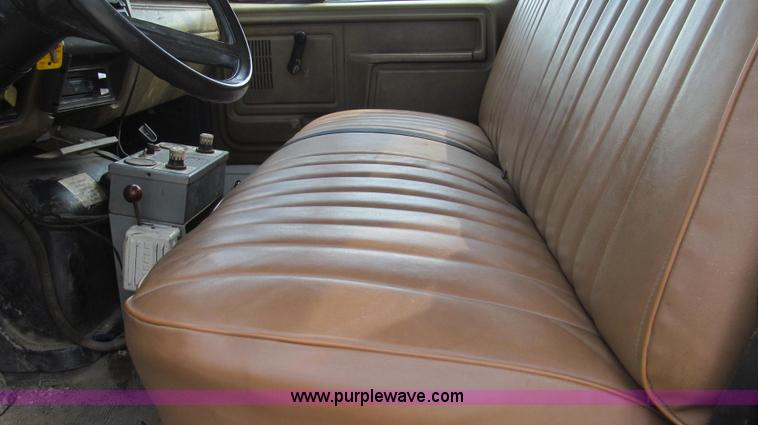 image for item E3840 1991 Ford F800 bucket truck