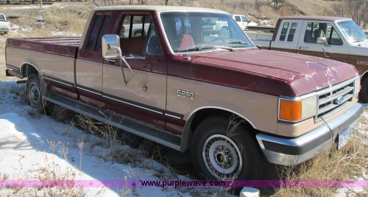 image for item E5026 1989 Ford F250 XLT Lariat SuperCab pickup truck