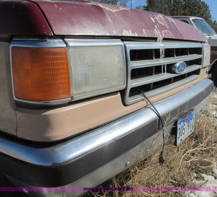 image for item E5026 1989 Ford F250 XLT Lariat SuperCab pickup truck