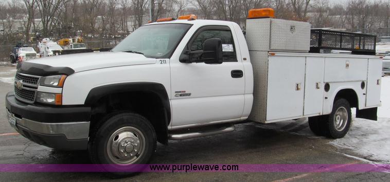 image for item E5882 2005 Chevrolet Silverado 3500 service truck