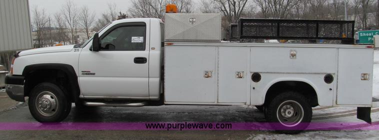 image for item E5882 2005 Chevrolet Silverado 3500 service truck