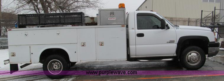 image for item E5882 2005 Chevrolet Silverado 3500 service truck