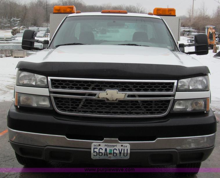 image for item E5882 2005 Chevrolet Silverado 3500 service truck