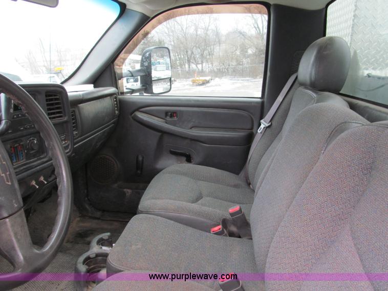 image for item E5882 2005 Chevrolet Silverado 3500 service truck