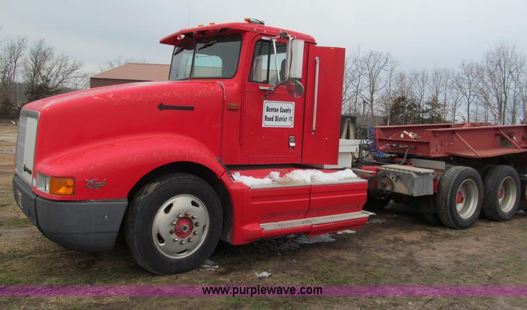 image for item E5922 1993 International 4900 SBA Eagle semi truck