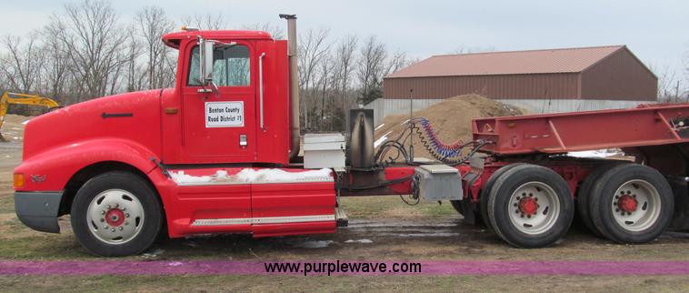 image for item E5922 1993 International 4900 SBA Eagle semi truck