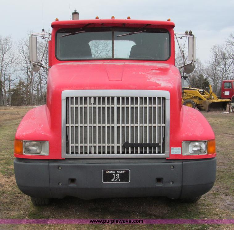 image for item E5922 1993 International 4900 SBA Eagle semi truck