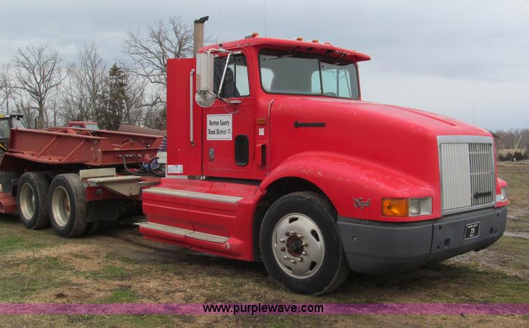 image for item E5922 1993 International 4900 SBA Eagle semi truck