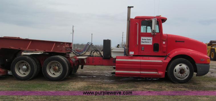 image for item E5922 1993 International 4900 SBA Eagle semi truck