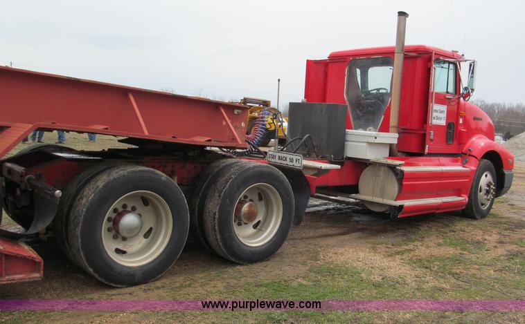 image for item E5922 1993 International 4900 SBA Eagle semi truck