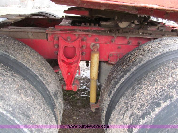 image for item E5922 1993 International 4900 SBA Eagle semi truck