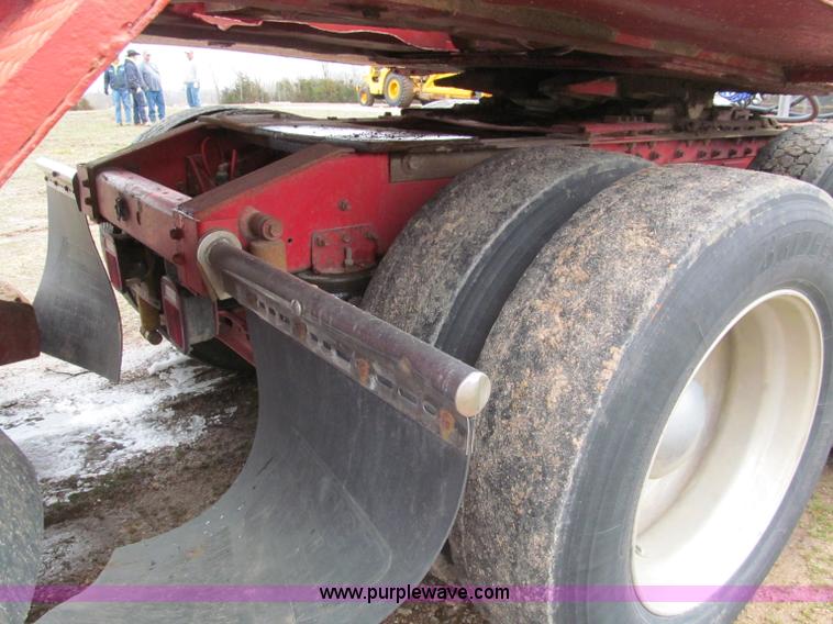 image for item E5922 1993 International 4900 SBA Eagle semi truck