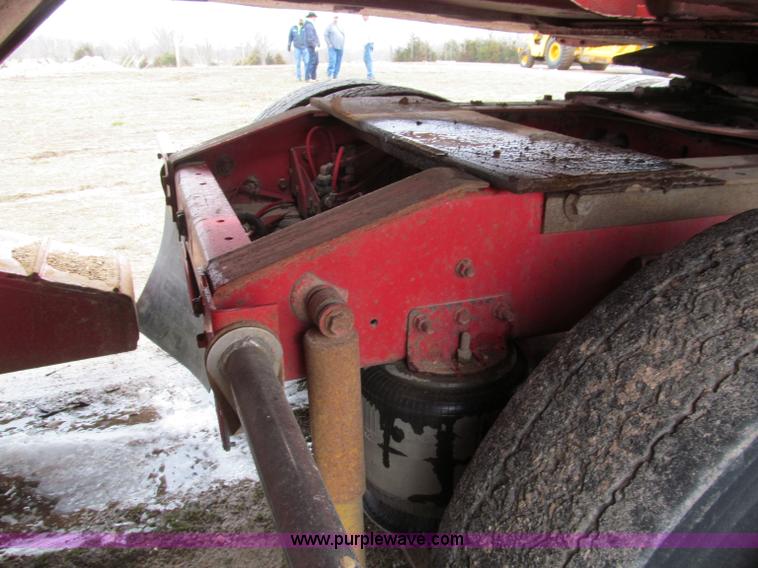 image for item E5922 1993 International 4900 SBA Eagle semi truck