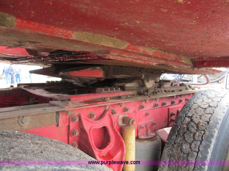 image for item E5922 1993 International 4900 SBA Eagle semi truck