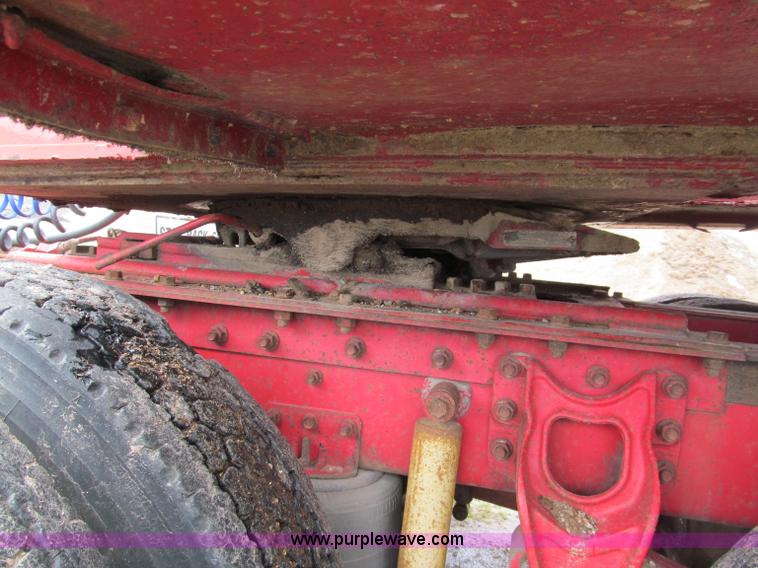 image for item E5922 1993 International 4900 SBA Eagle semi truck