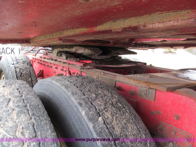 image for item E5922 1993 International 4900 SBA Eagle semi truck