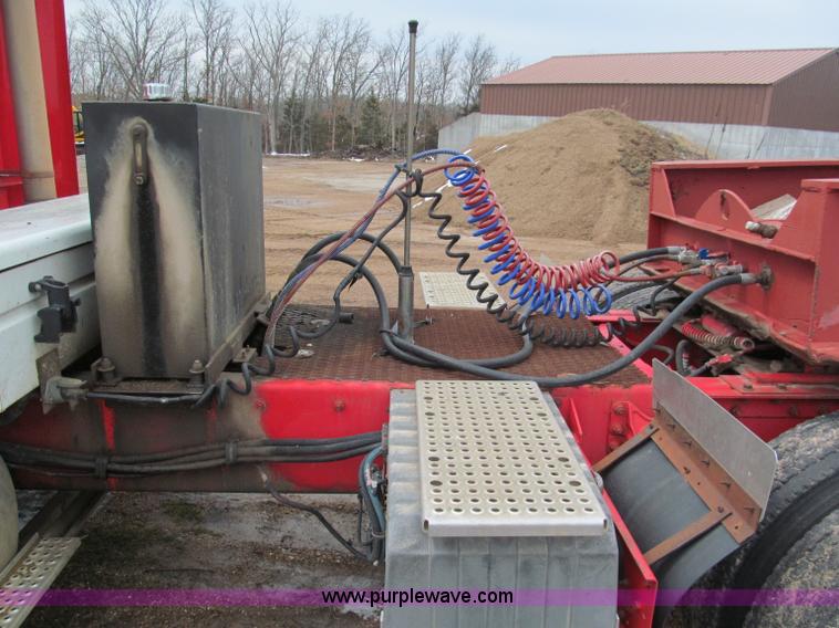 image for item E5922 1993 International 4900 SBA Eagle semi truck