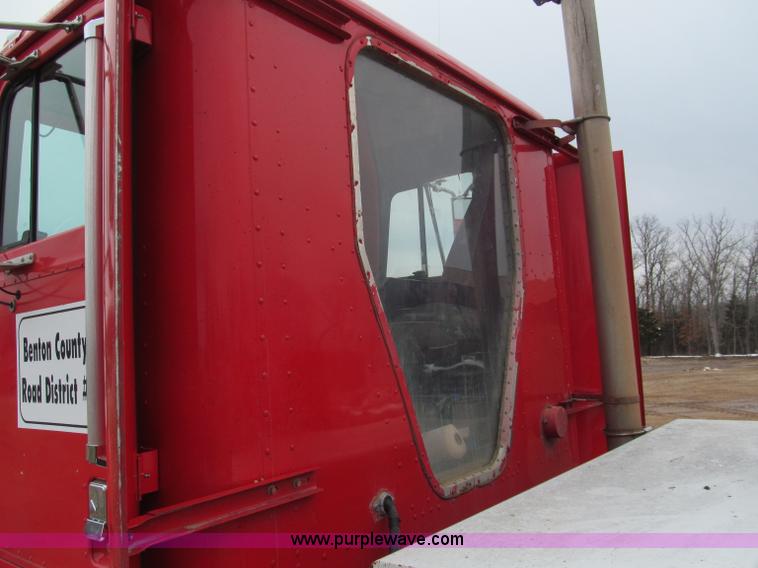 image for item E5922 1993 International 4900 SBA Eagle semi truck