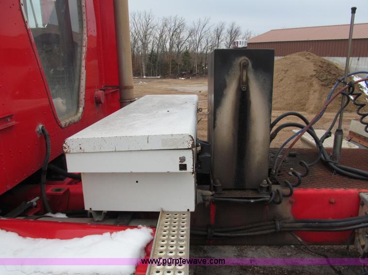 image for item E5922 1993 International 4900 SBA Eagle semi truck