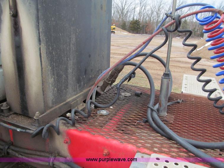 image for item E5922 1993 International 4900 SBA Eagle semi truck