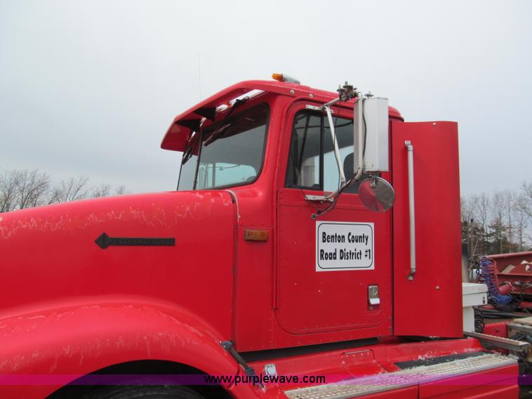 image for item E5922 1993 International 4900 SBA Eagle semi truck