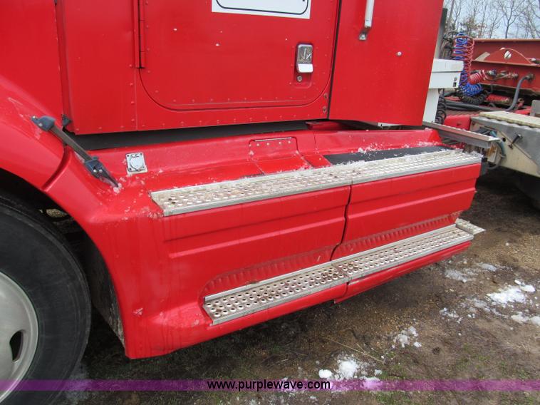 image for item E5922 1993 International 4900 SBA Eagle semi truck