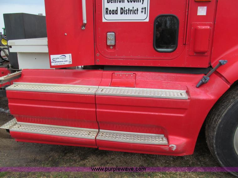 image for item E5922 1993 International 4900 SBA Eagle semi truck