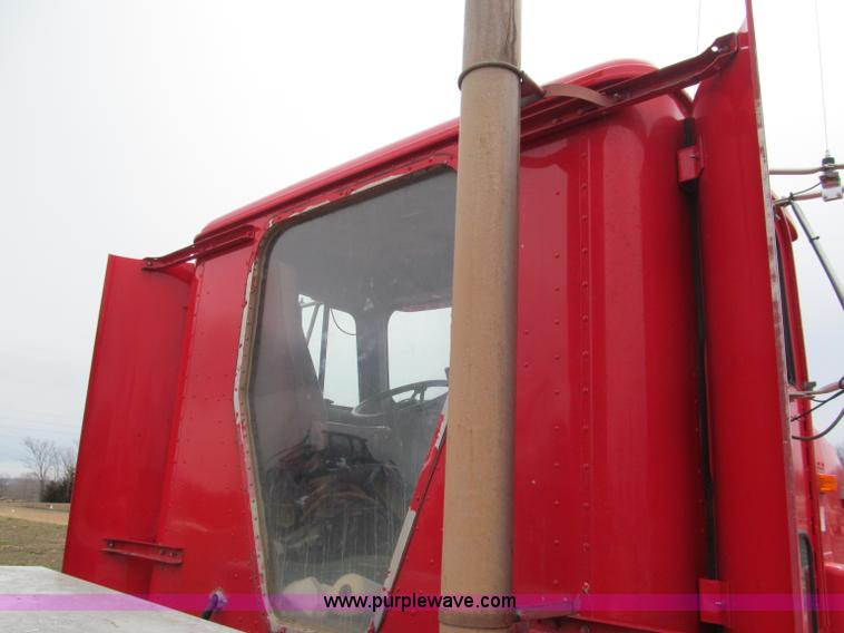 image for item E5922 1993 International 4900 SBA Eagle semi truck