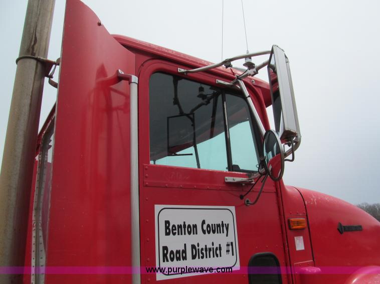 image for item E5922 1993 International 4900 SBA Eagle semi truck